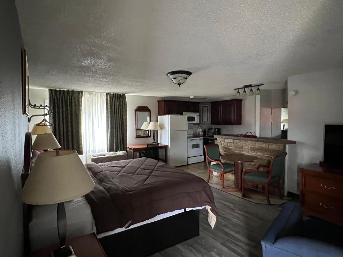 Ozark Inn & Suites Exteriör bild